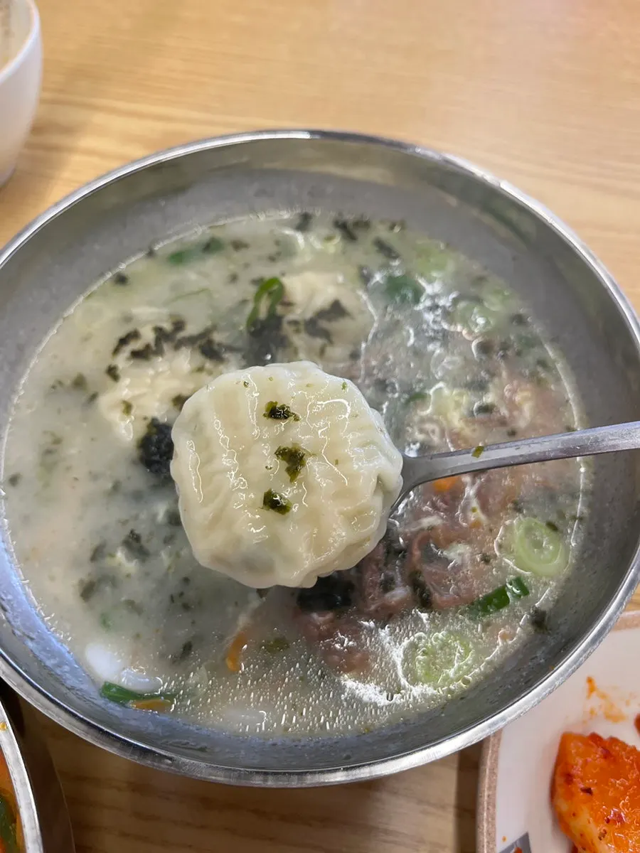 Rice cakes lifted up from the sagol tteok-manduguk