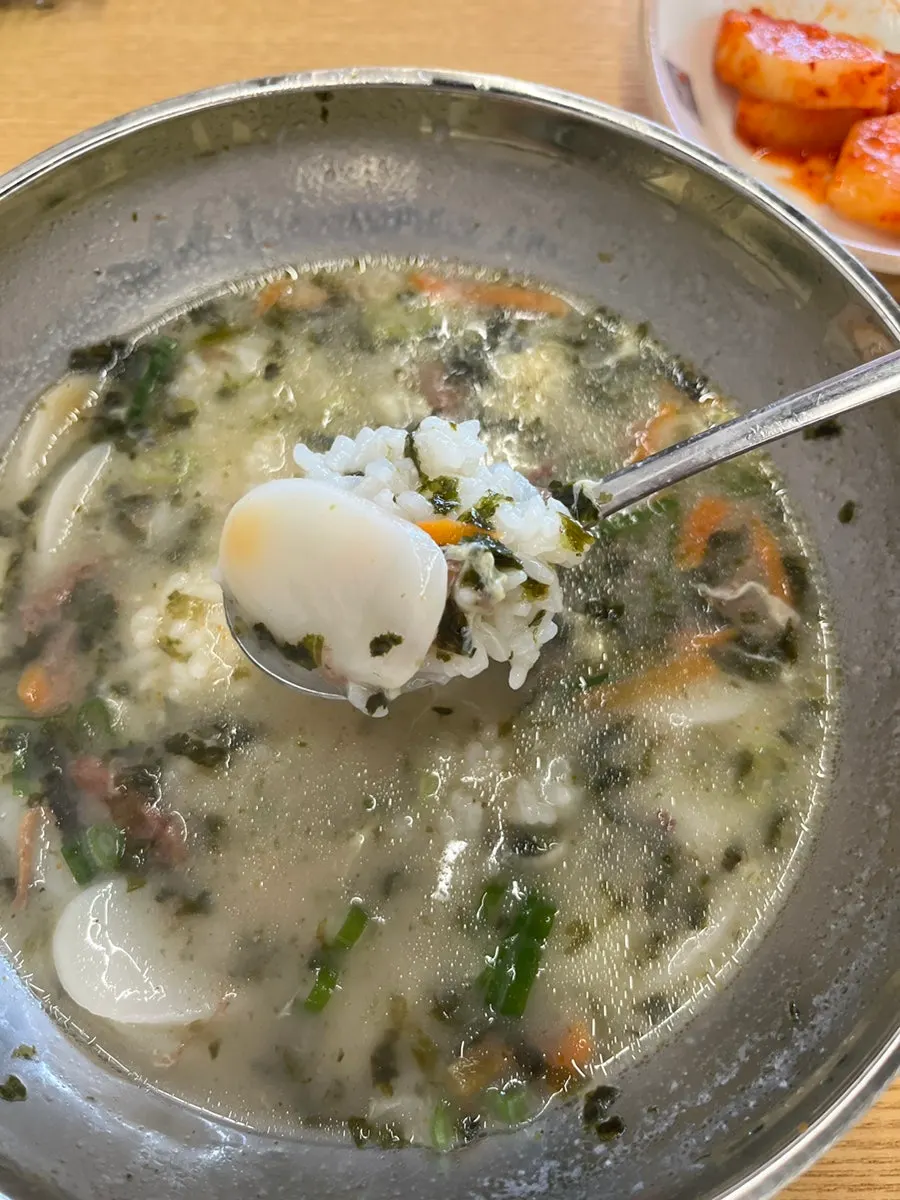 Bowl of rice and dumplings included with the tteok-manduguk
