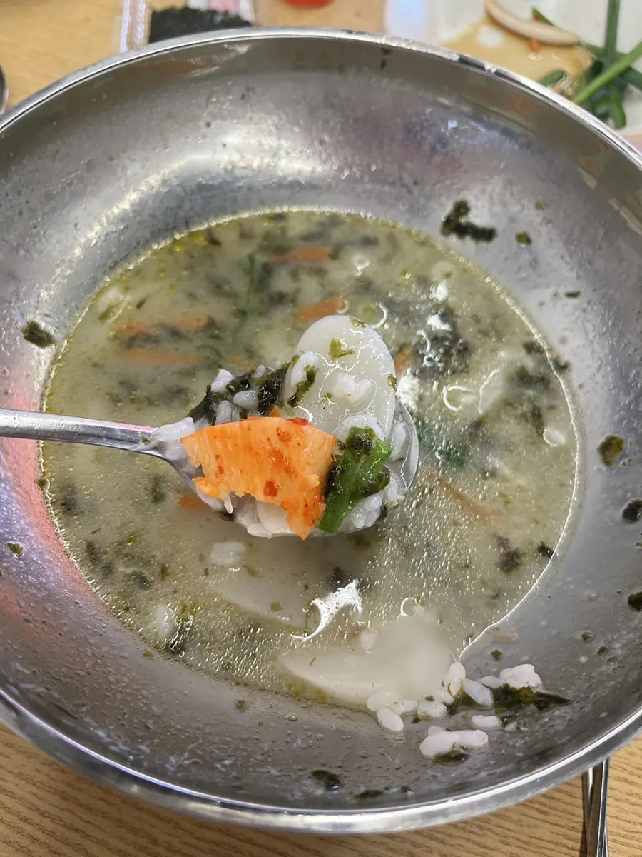 A spoonful of tteok-manduguk paired with well-ripened kkakdugi