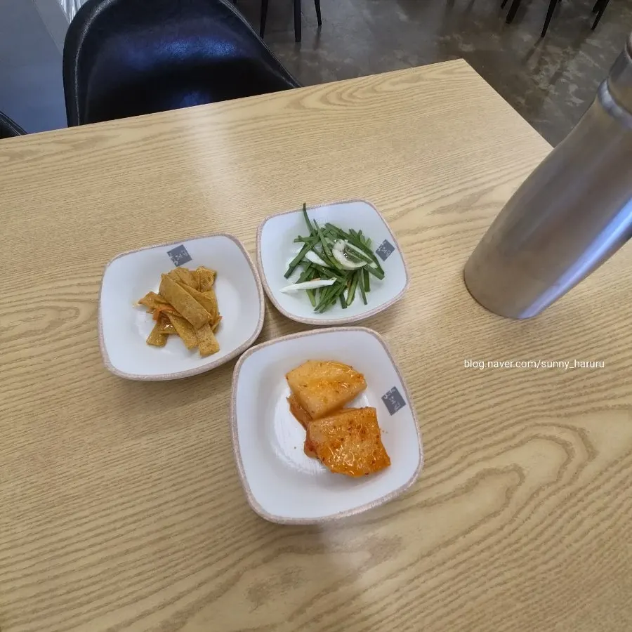 Basic side dishes including seokbakji at Yukdaejang