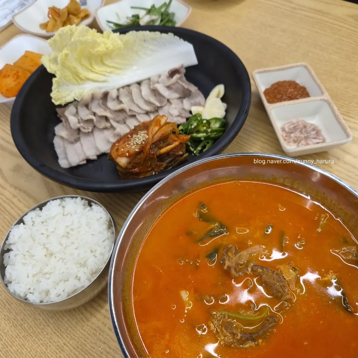 Old-style traditional yukgaejang served with a bowl of rice