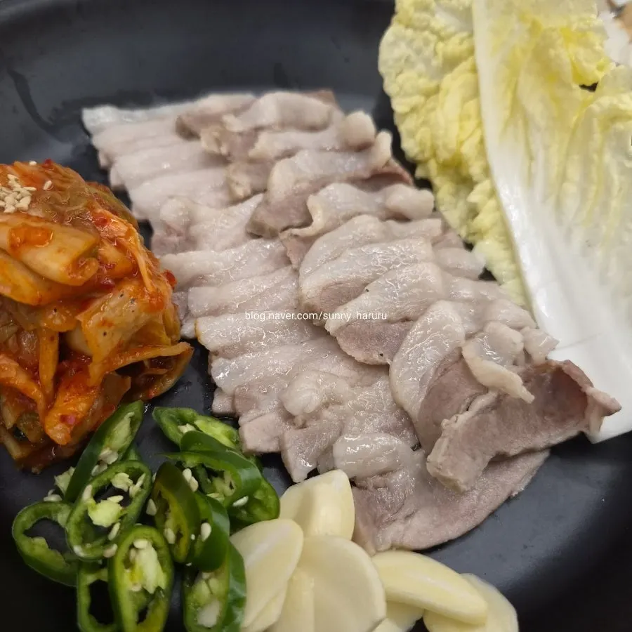 Mini platter of boiled garib-sal pork