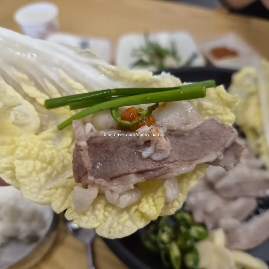Garib-sal bossam served with bossam kimchi and vegetables