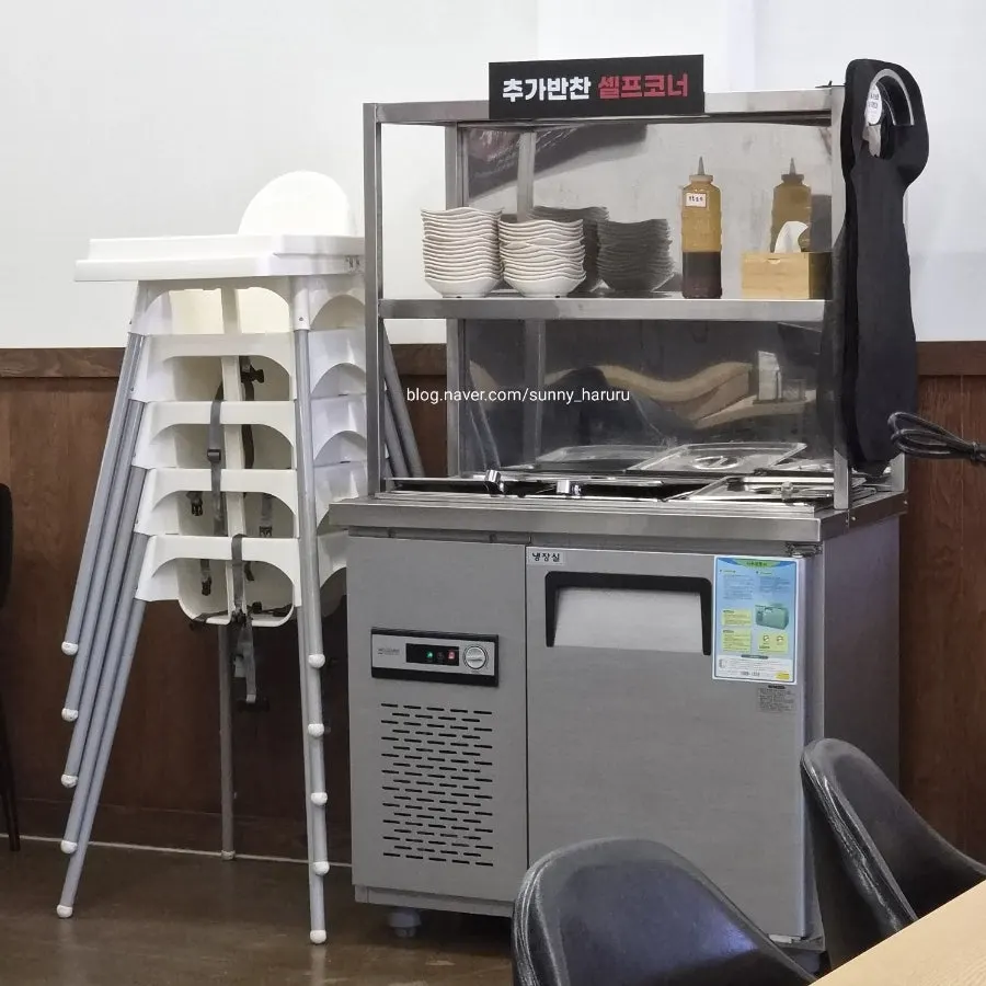 Self-service corner at Yukdaejang for taking extra side dishes