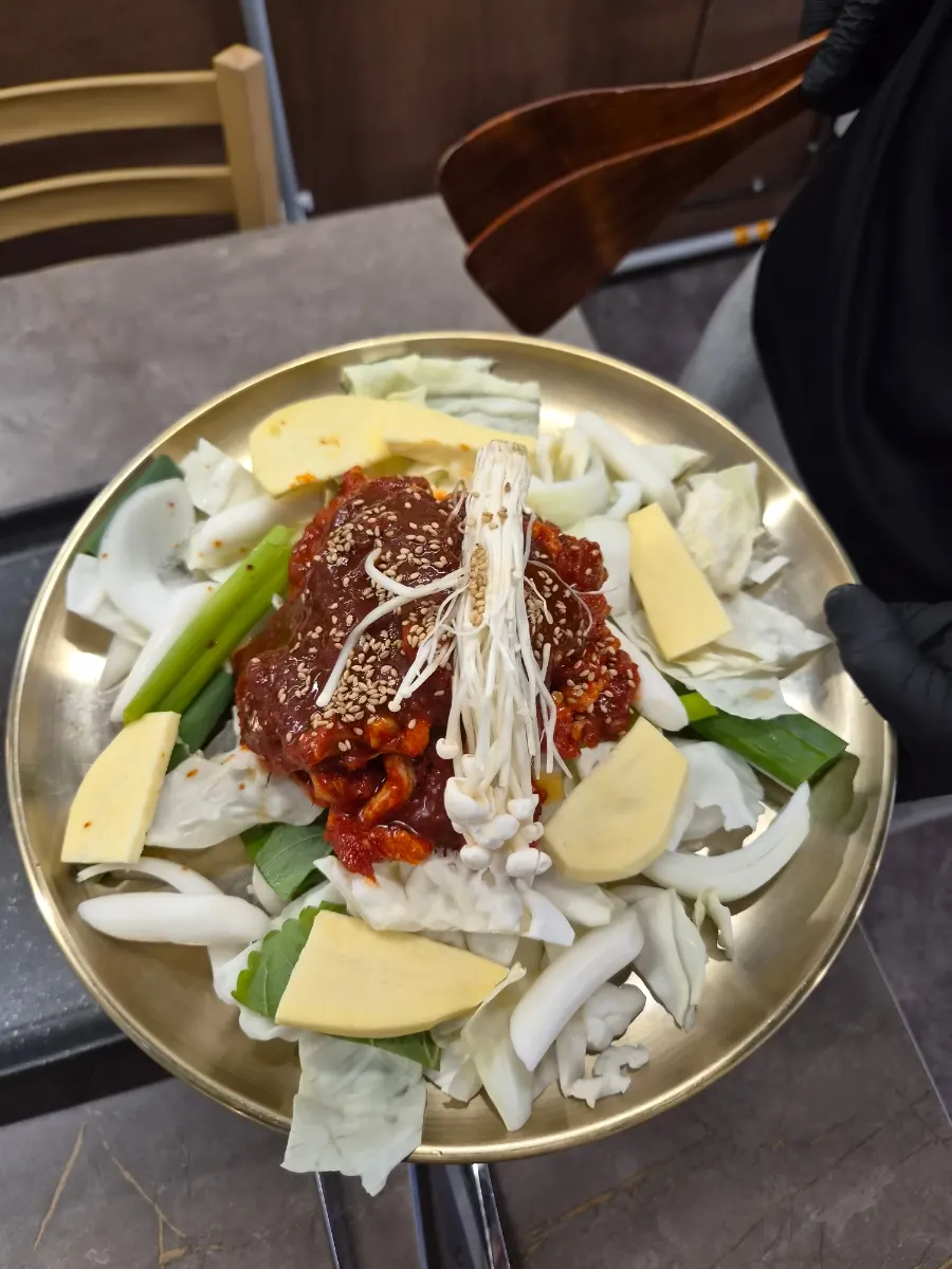 Red-marinated duck jumulleok on the grill