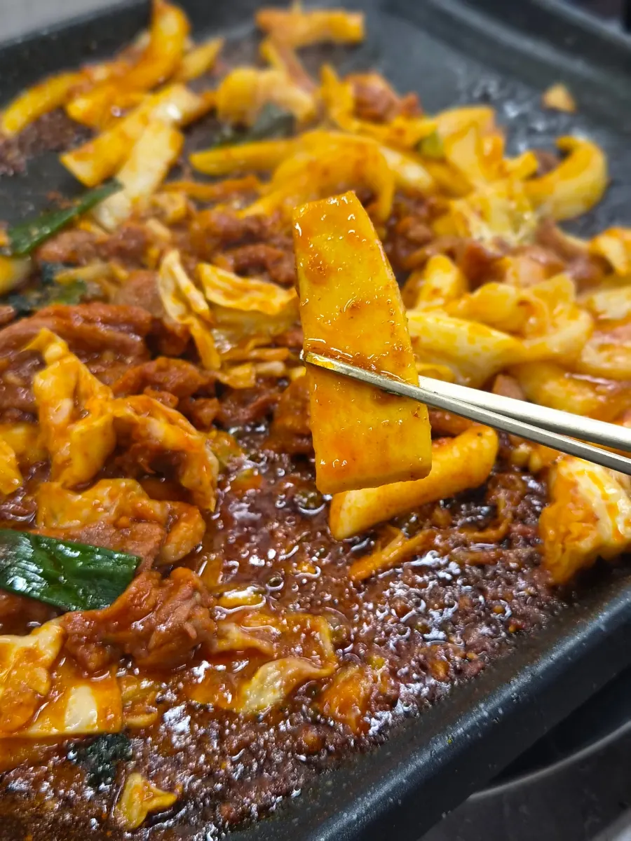 A wrap of duck jumulleok with vegetables