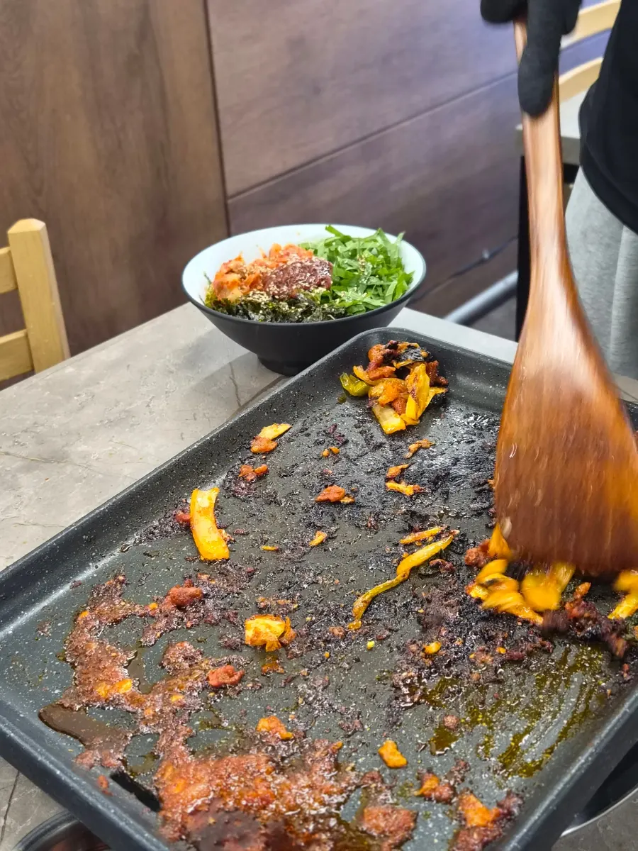Close-up of the spicy duck jumulleok on the grill