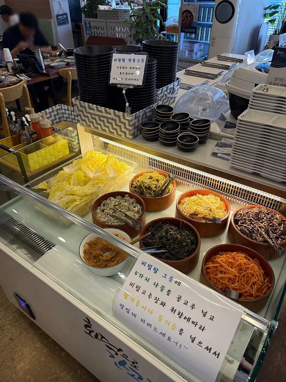 Doenjang cabbage soup and side dishes