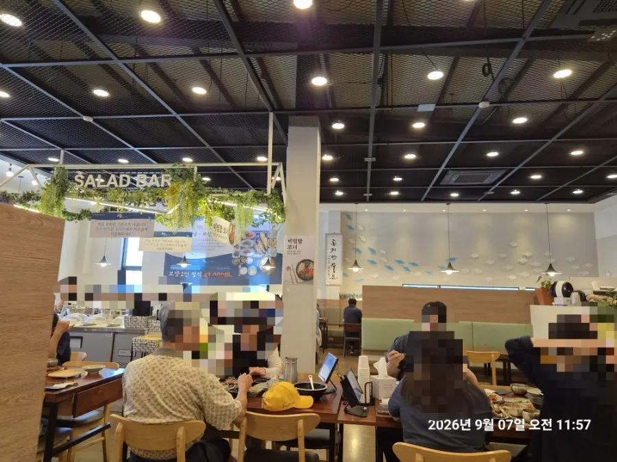 손님으로 가득 찬 점심시간 홀 내부