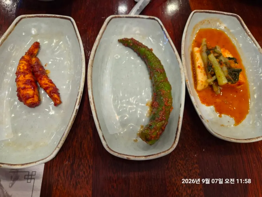 제주더덕과 알타리김치가 놓인 기본상차림