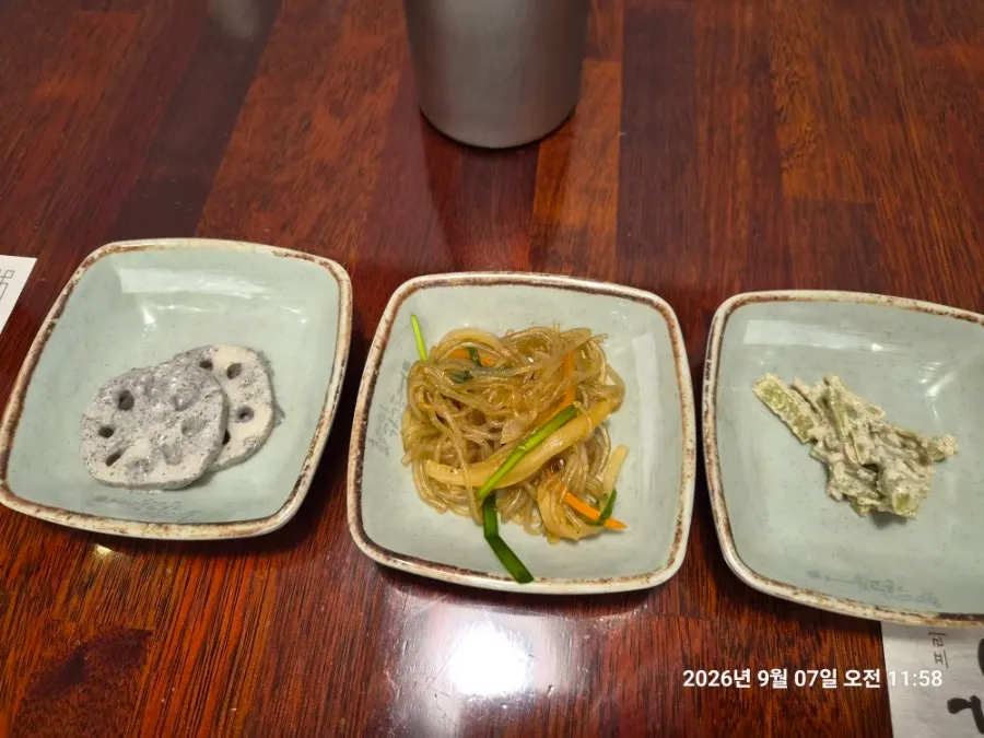잡채와 궁채 등 밑반찬 접시