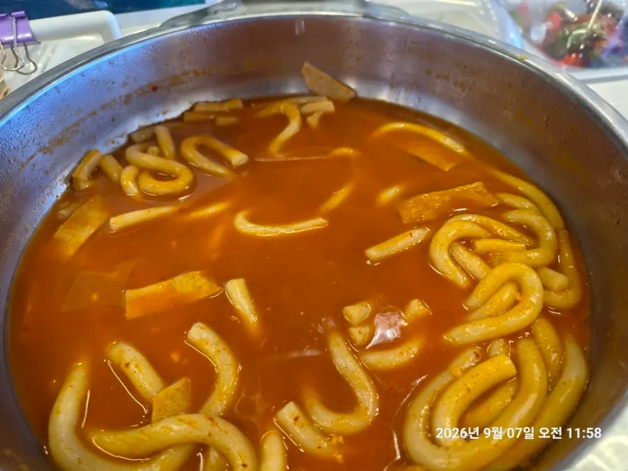 셀프바에서 담아온 누들떡볶이