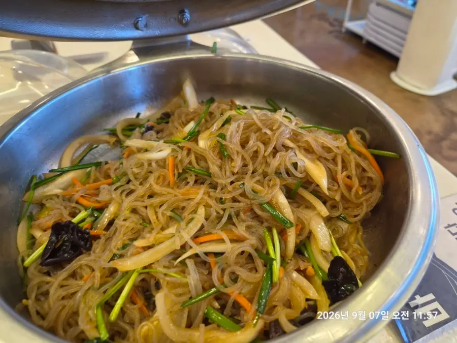 셀프바 잡채와 떡볶이 한 접시