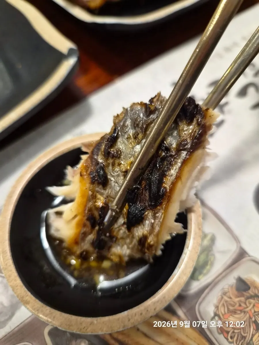 간장소스에 찍어 먹는 두툼한 삼치 살