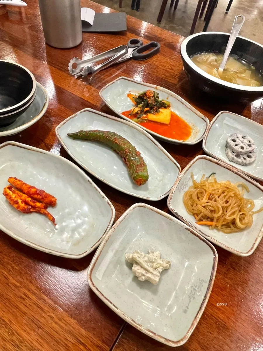 정식에 함께 나온 현미밥 한 공기