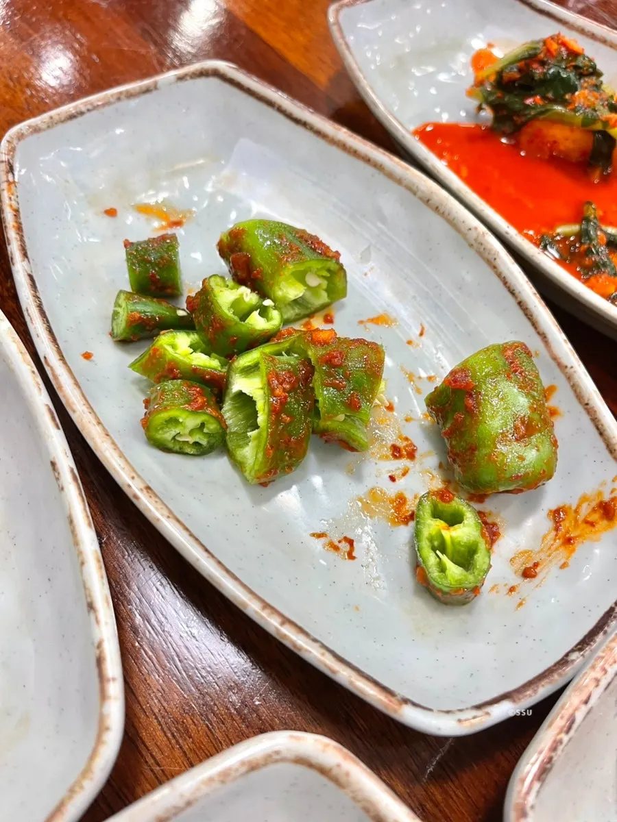 열무김치와 더덕무침 등 밑반찬