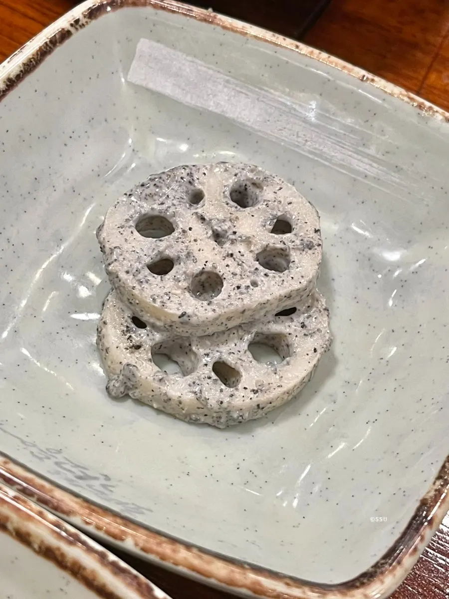 잡채와 연근조림 밑반찬 접시