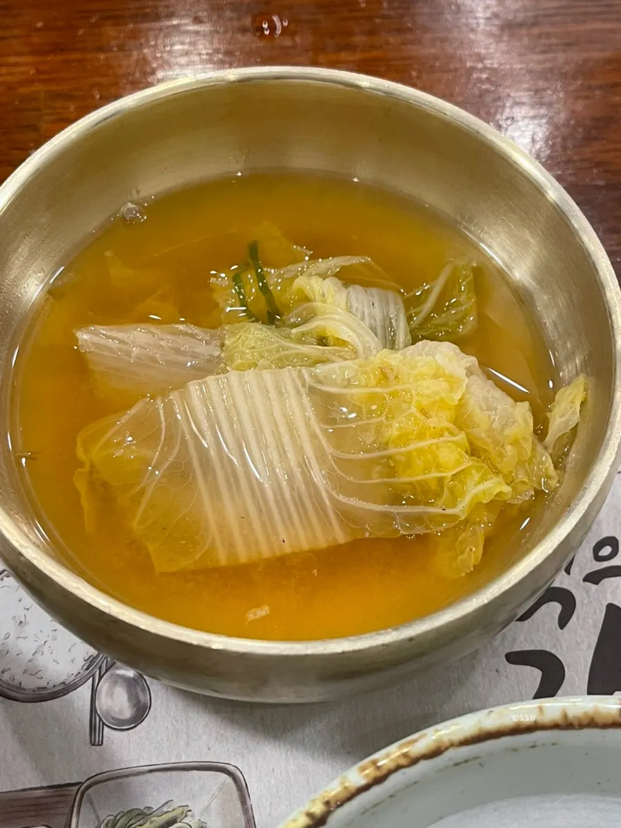 밑반찬이 여러 가지 깔린 상차림