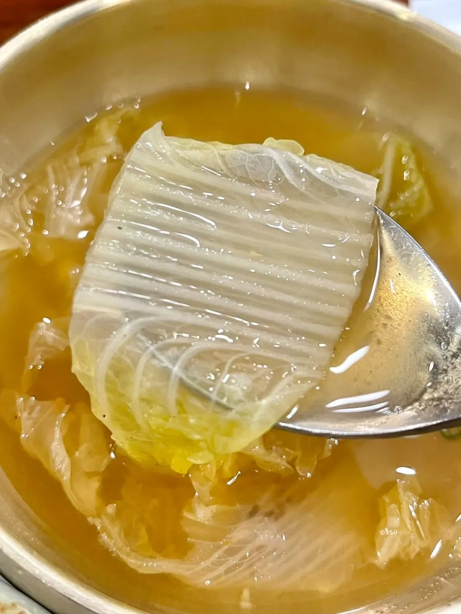 반찬과 함께 차려진 정식 한 상