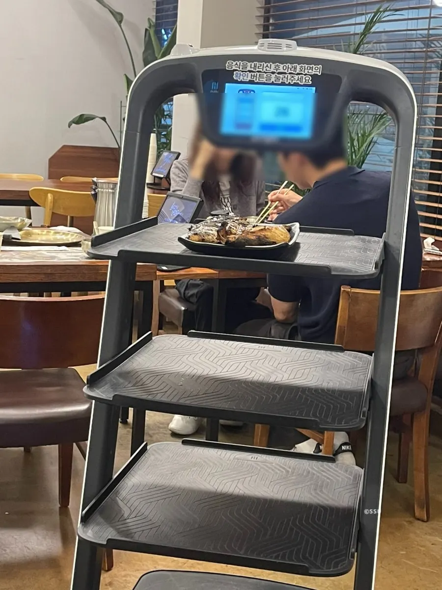 셀프바에서 가져온 비빔밥 한 그릇