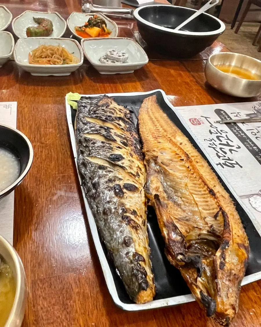 종지에 덜어 놓은 간장과 생선구이
