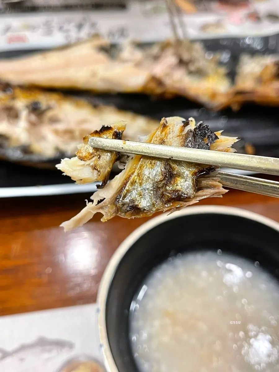 화덕에 구운 삼치구이 접시