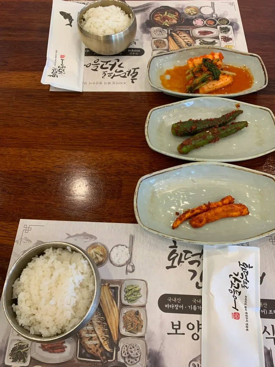 잡채와 김치, 무침류가 놓인 셀프바