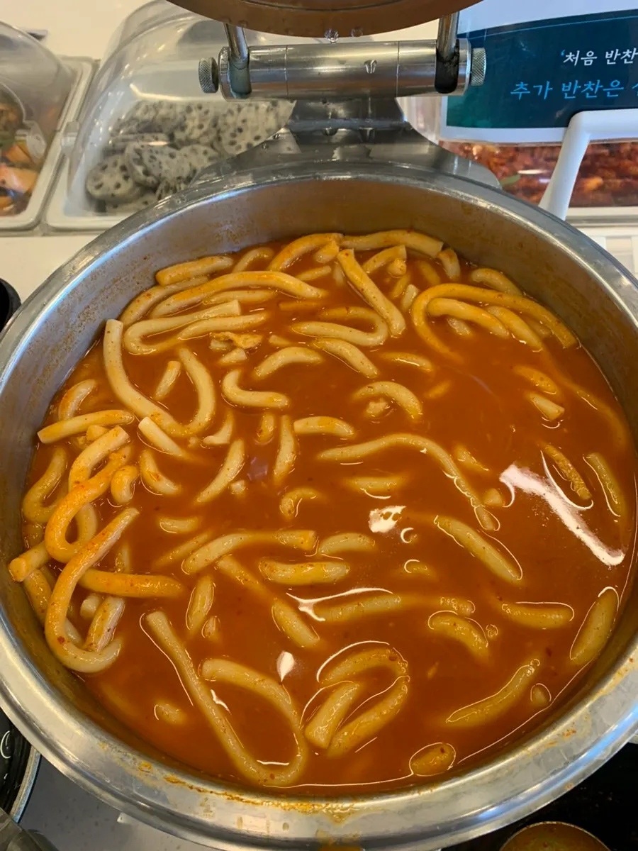 접시에 조금씩 담아온 여러 가지 반찬