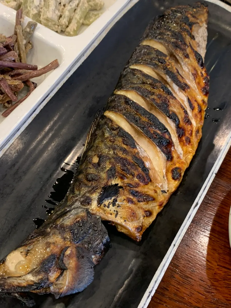 노릇하게 구워져 나온 화덕 고등어구이