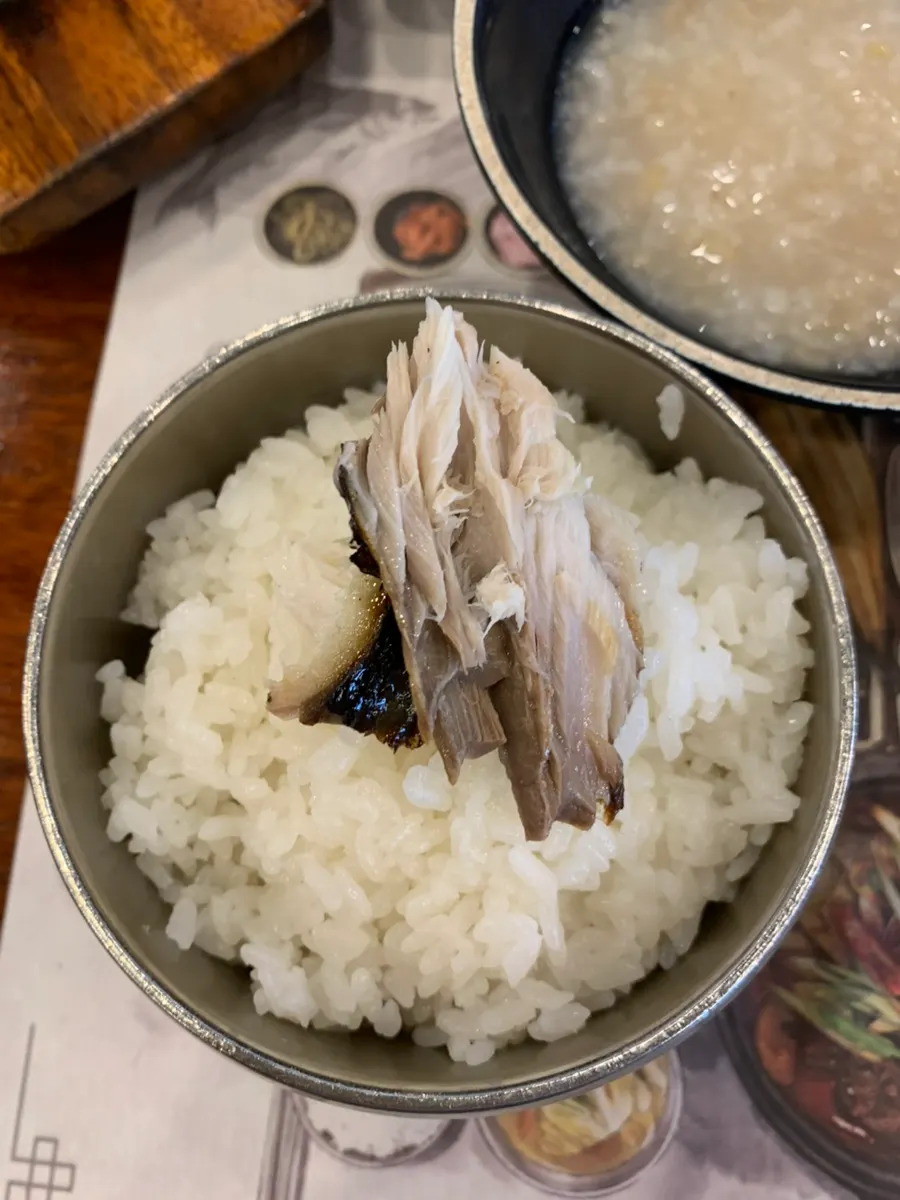 따뜻한 밥 위에 올린 고등어 한 점