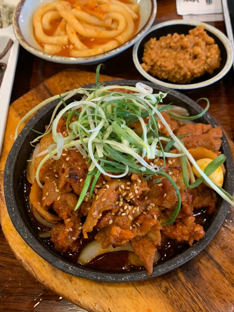 파채가 올라간 제육볶음 한 접시