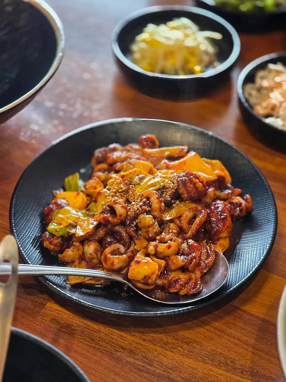 2인분이 한 접시에 담긴 쭈꾸미볶음