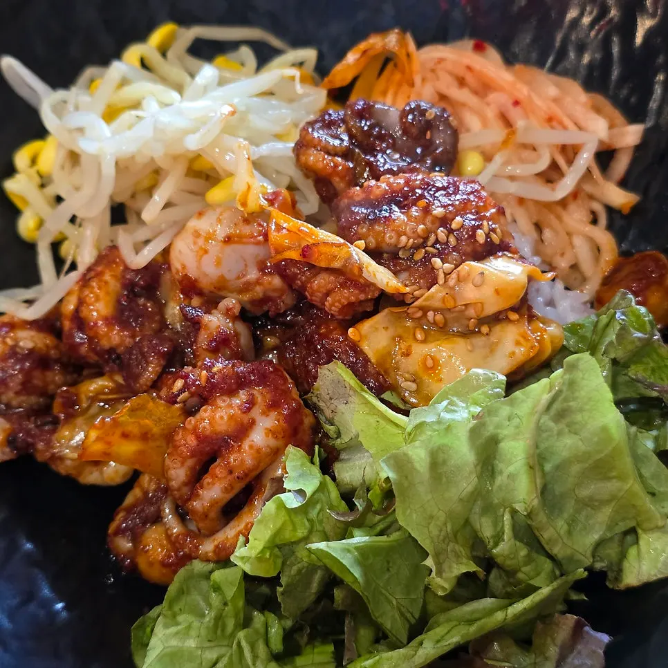쭈꾸미와 야채를 넣어 비빈 쭈꾸미비빔밥