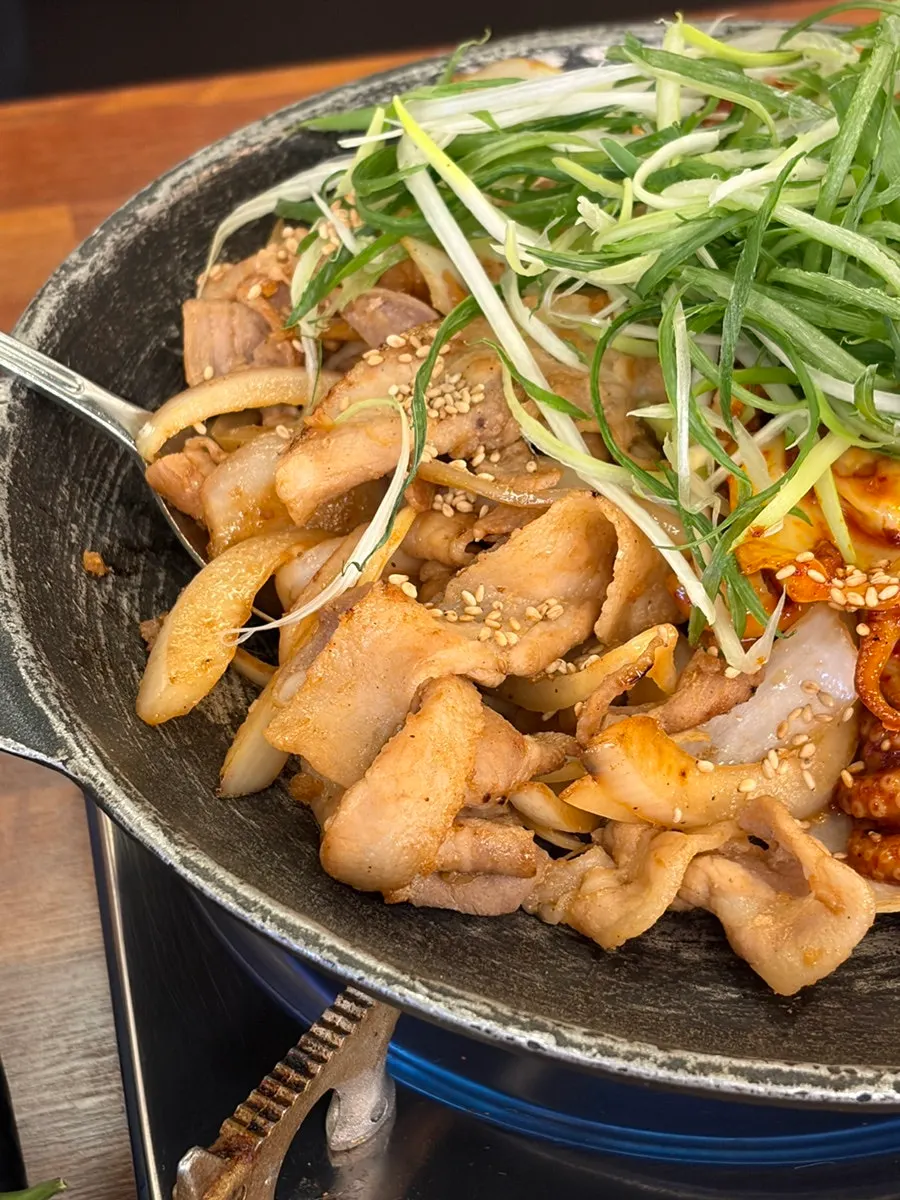 Close-up of jjukkumi and pork belly in a half-and-half ratio