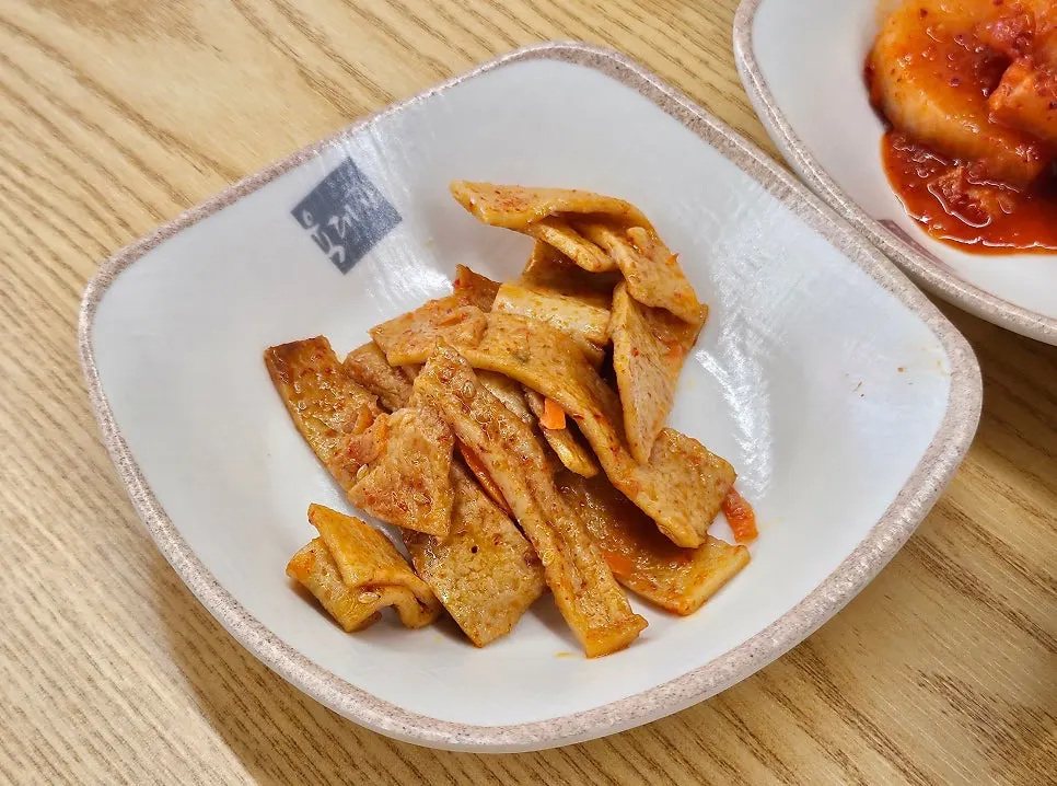 Basic banchan side dish setting at Yukdaejang Cheonan Baekseok Branch