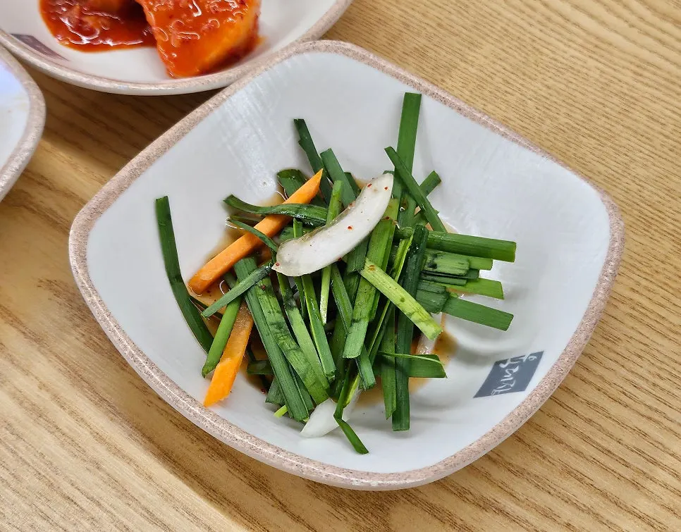 Self-serve banchan corner at Yukdaejang Cheonan Baekseok Branch