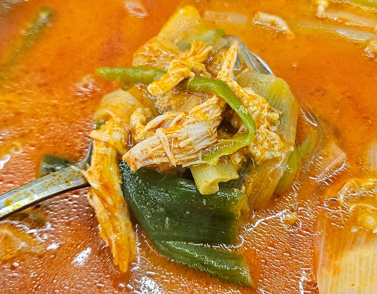 Yangji seolleongtang served with kkakdugi