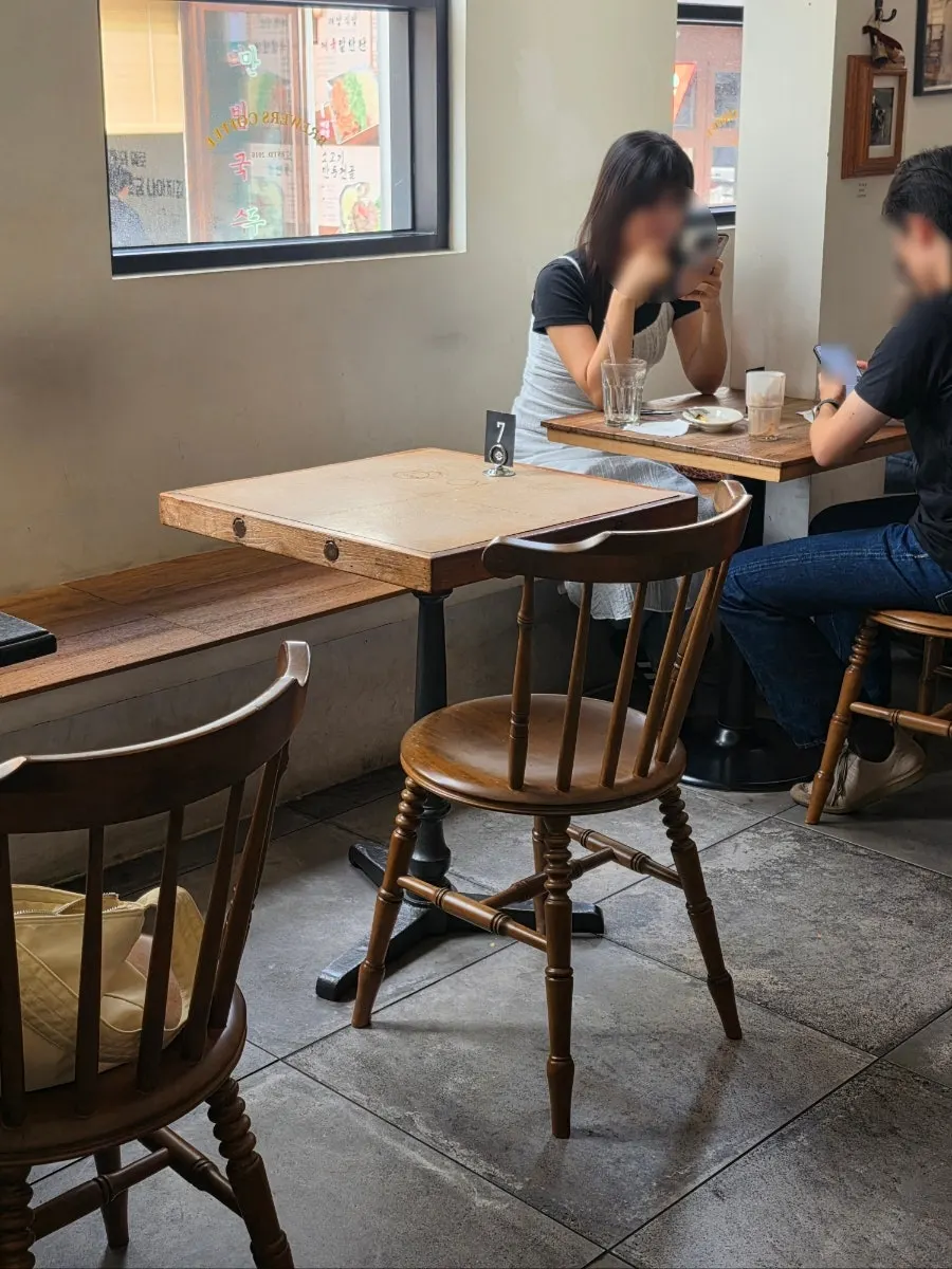 카페 출입문 쪽 바 테이블