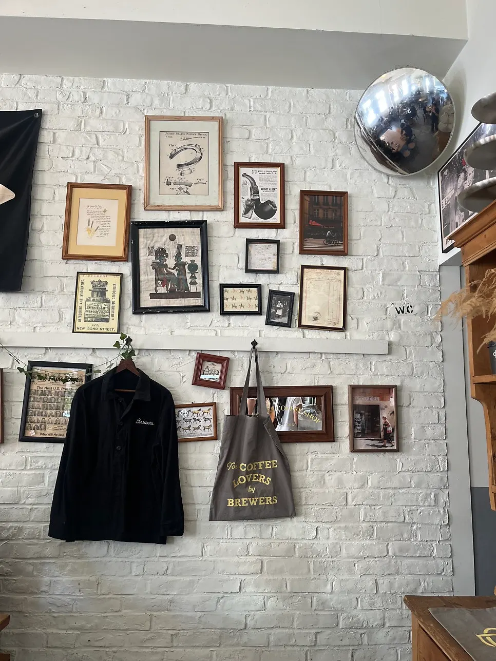 Café interior in wood and black tones