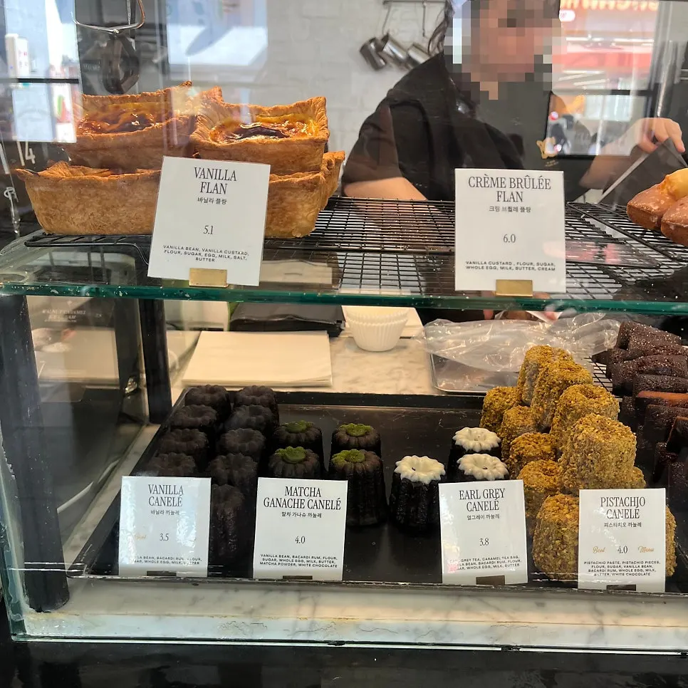 Display shelf of financiers and madeleines
