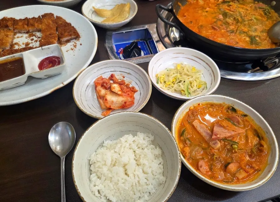 두툼한 돈까스와 부대찌개