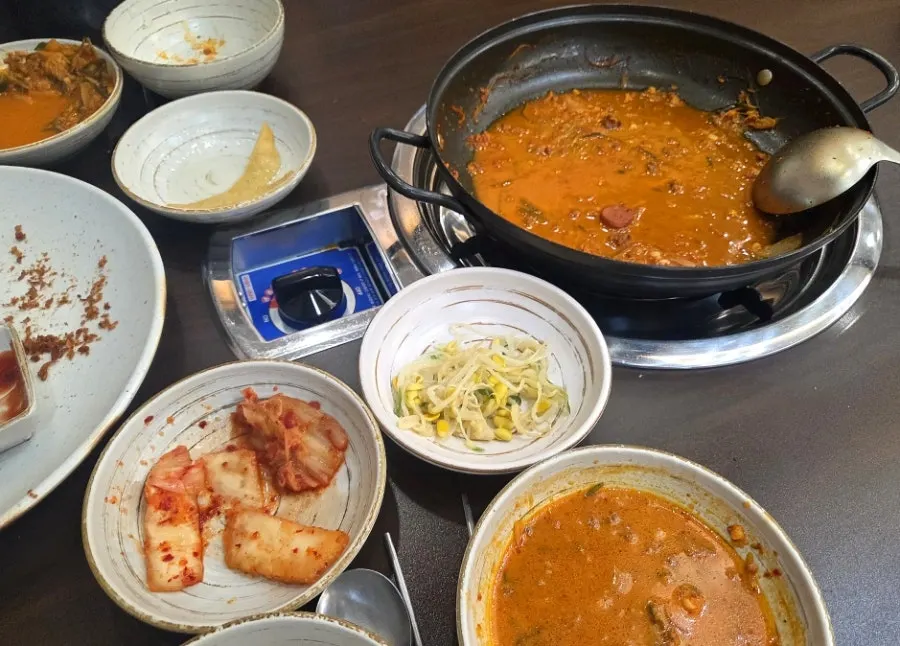 부대찌개와 어울리는 기본 반찬
