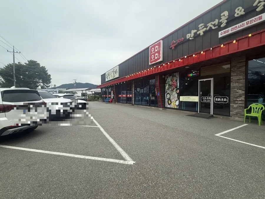 Restaurant parking spaces at weekday lunch