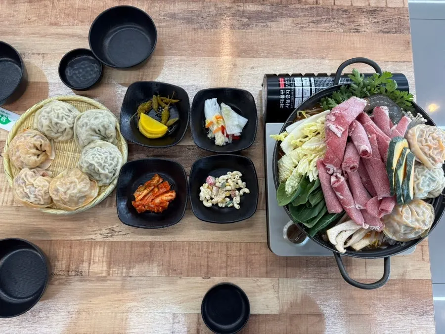 Large steamed meat and kimchi dumplings