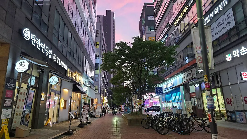 Evening street scene in Buldang-dong