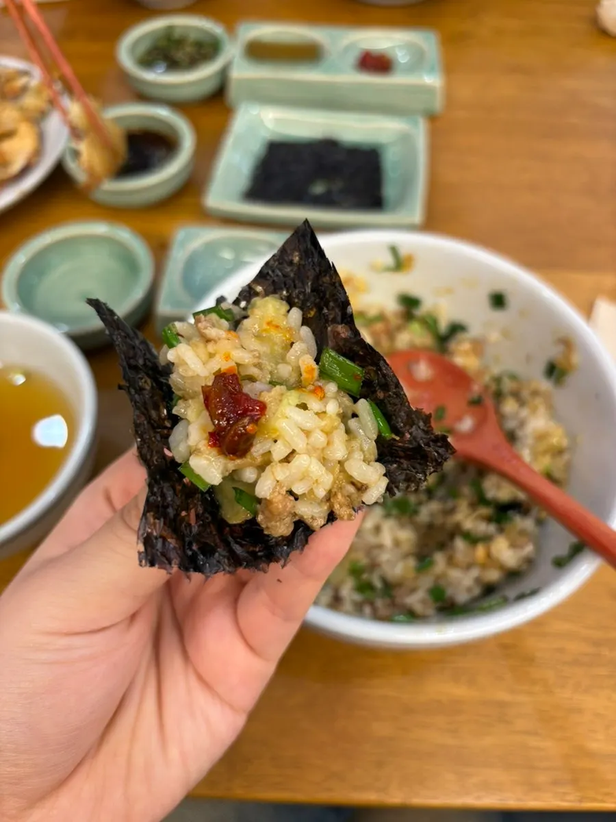 삼치곤드레밥을 비벼 먹는 모습
