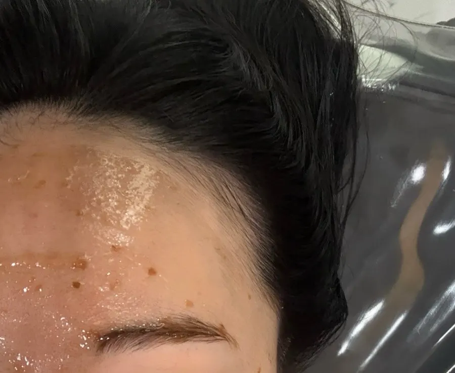 팩을 올린 뒤 데콜테 관리 시작 장면