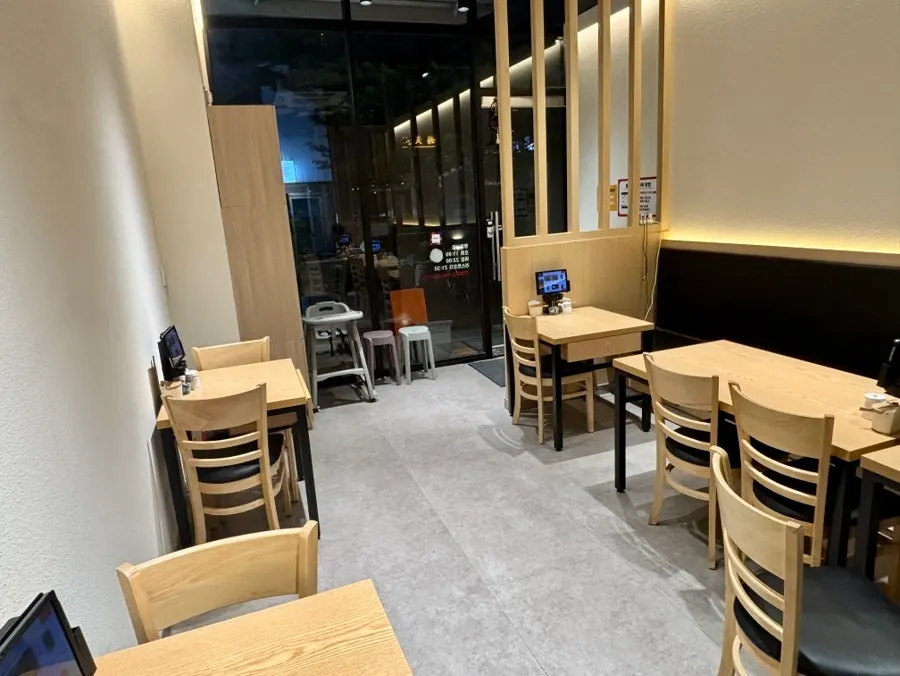 강한초밥 천안불당점 내부 테이블과 의자