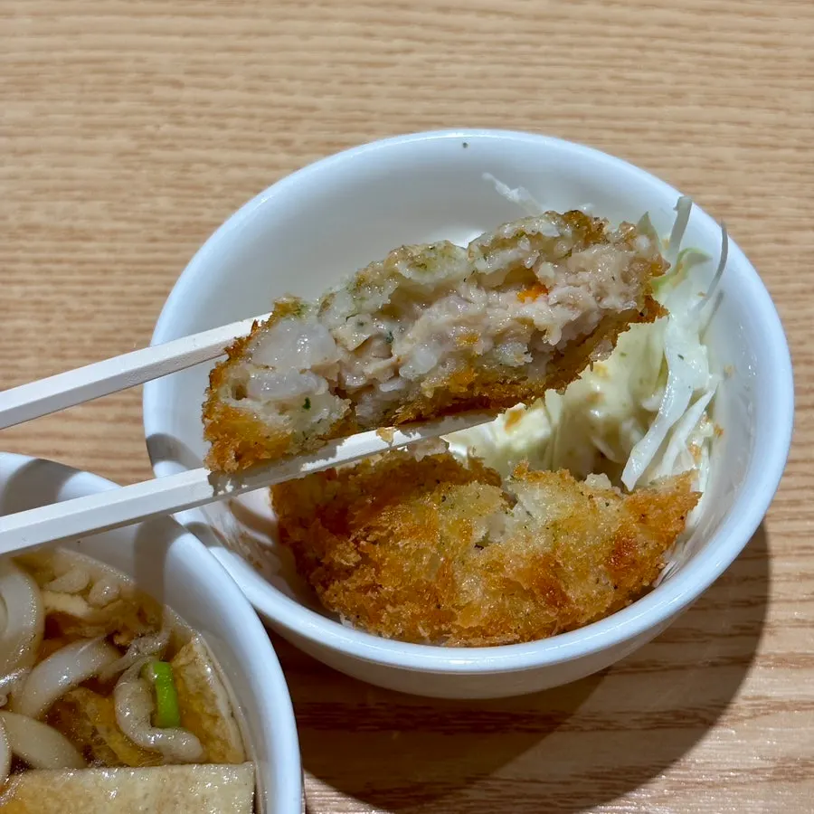 사이드로 나온 해물 고로케 접시