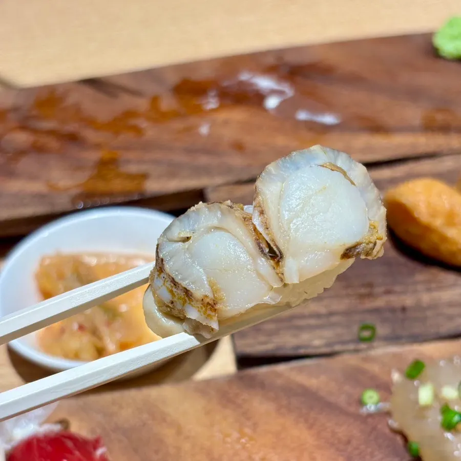 고급스러운 네타가 올라간 초밥 한 점